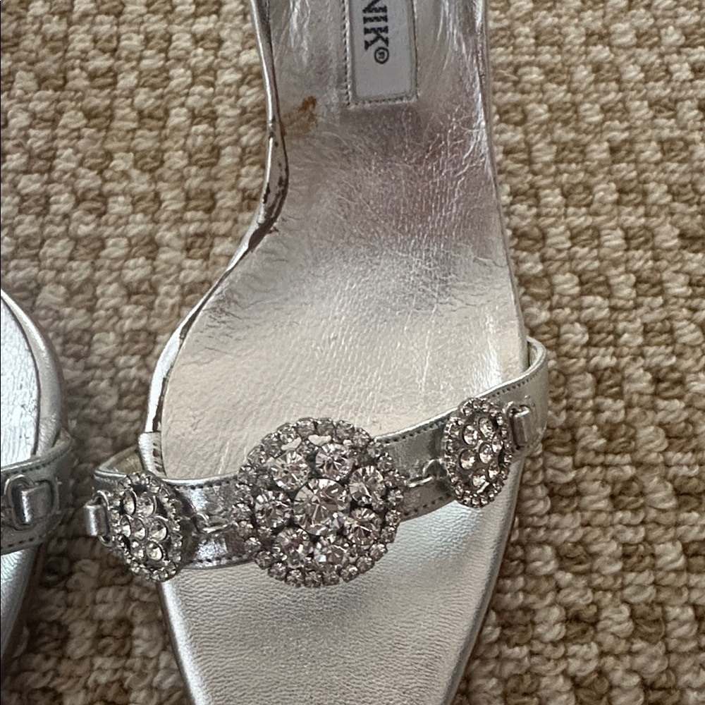 NWT Vintage 3 1/2” Manolo Blahnik Metallic Silver Sandals with Rhinestones - Picture 4 of 10